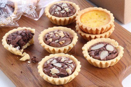 Téléchargez les photos : Muffins au chocolat avec crème et bâtonnets de cannelle - en image libre de droit