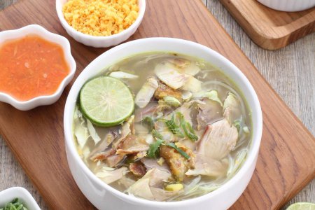 Téléchargez les photos : Soupe thaï au poulet, nouilles et légumes - en image libre de droit