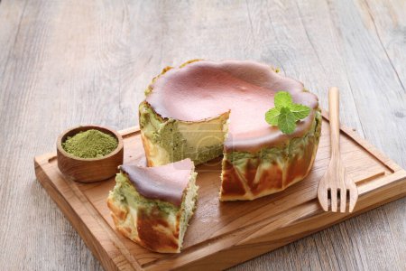 Téléchargez les photos : Gâteau savoureux avec kiwi, sur la table - en image libre de droit
