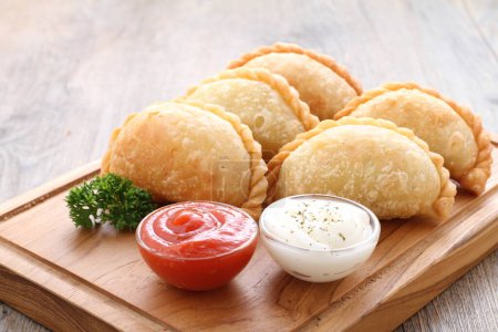 Foto de Croissants sabrosos con mermelada y tomate - Imagen libre de derechos