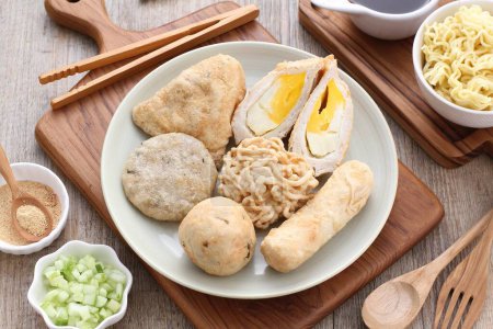 Téléchargez les photos : Nouilles de riz chinois au tofu et légumes. - en image libre de droit