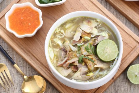 Téléchargez les photos : Soupe de nouilles au poulet thaï au lait de coco et aux légumes - en image libre de droit