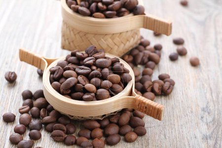 Foto de Taza de café con granos de café tostados - Imagen libre de derechos