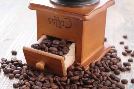 Téléchargez les photos : Moulin à café avec haricots et grains de café isolé sur fond blanc - en image libre de droit