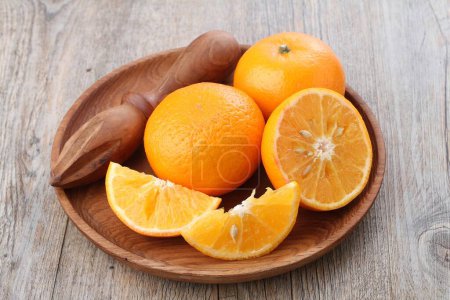 Téléchargez les photos : Fruits frais orange sur fond bois - en image libre de droit