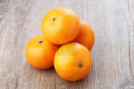 Téléchargez les photos : Mandarines mûres sur table en bois - en image libre de droit