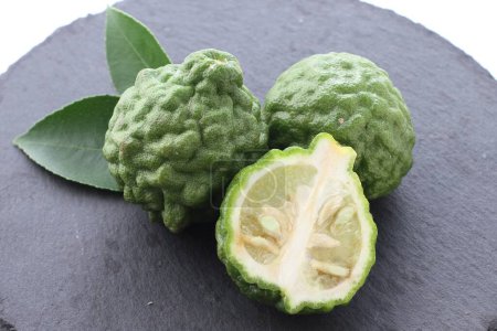 Téléchargez les photos : Melon amer vert frais sur bois - en image libre de droit