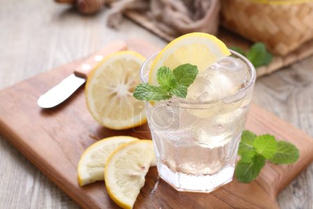 Téléchargez les photos : Verre de limonade fraîche avec glace sur la table - en image libre de droit