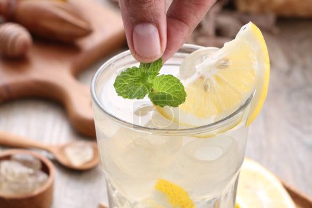 Téléchargez les photos : Soda glacé au citron avec des cubes de citron - en image libre de droit