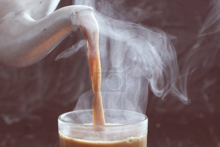 Téléchargez les photos : Tasse de café avec fumée de café sur fond - en image libre de droit