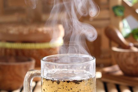 Téléchargez les photos : Tasse de thé avec boisson chaude - en image libre de droit