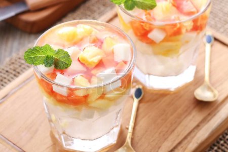 Téléchargez les photos : Dessert mangue aux fruits frais et fraise - en image libre de droit