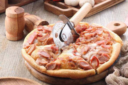Foto de Pizza con salchicha y queso - Imagen libre de derechos