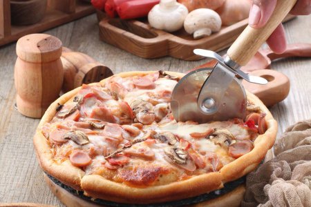 Téléchargez les photos : Pizza aux champignons et jambon - en image libre de droit