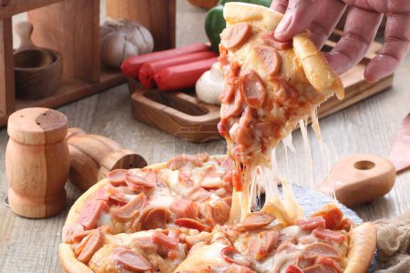 Téléchargez les photos : Pizza avec saucisse et fromage. - en image libre de droit