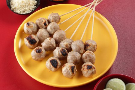 Téléchargez les photos : Cuisine asiatique, boulettes de poulet, poulet et riz avec sauce - en image libre de droit