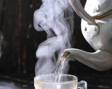 Téléchargez les photos : Une tasse de café avec de la fumée - en image libre de droit