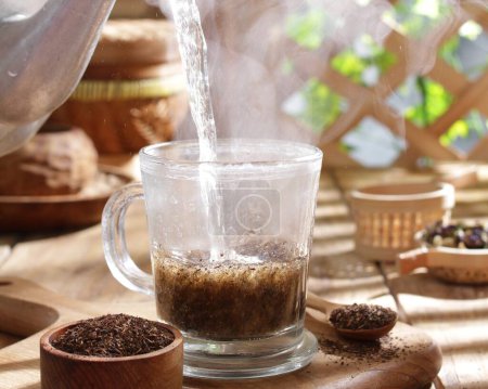 Téléchargez les photos : Grains de café sur fond de bois - en image libre de droit