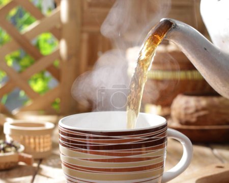 Téléchargez les photos : Tasse de café sur fond en bois - en image libre de droit