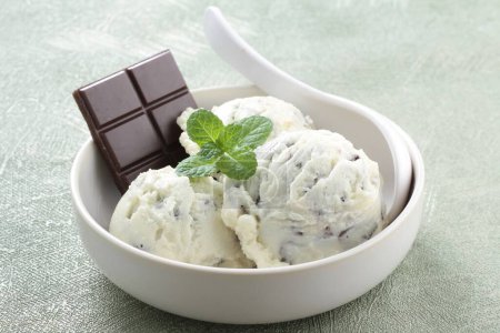 Téléchargez les photos : Glace vanille au chocolat aux feuilles de menthe - en image libre de droit