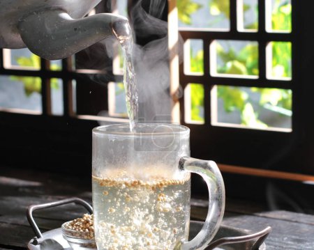 Foto de Una taza de té con un fondo negro - Imagen libre de derechos
