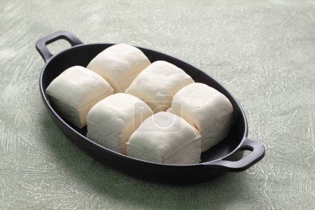 Téléchargez les photos : Pan avec des boulettes savoureuses sur la table - en image libre de droit