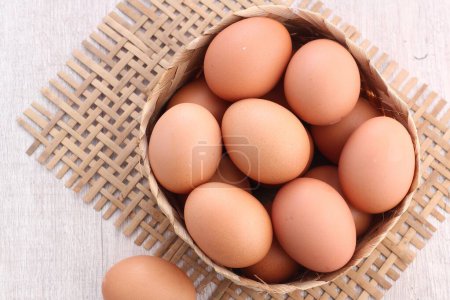 Foto de Huevos de pollo marrón en una canasta - Imagen libre de derechos