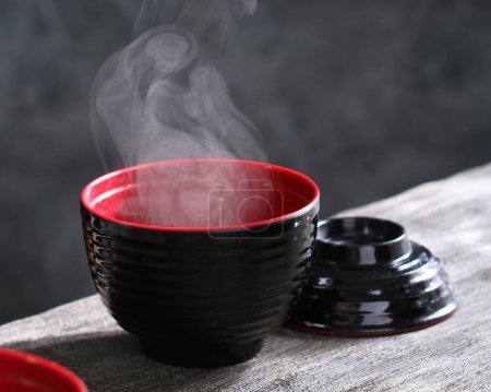 Téléchargez les photos : Tasse de café noir sur un fond en bois
. - en image libre de droit