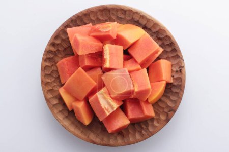 Foto de Trozos cortados de melón fresco sobre un plato blanco sobre fondo blanco - Imagen libre de derechos