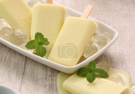 Téléchargez les photos : Crème glacée dans un plat blanc - en image libre de droit