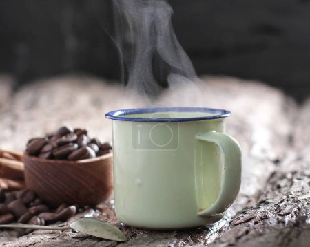 Téléchargez les photos : Café chaud dans la tasse - en image libre de droit