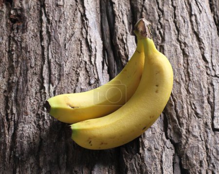 Téléchargez les photos : Bananes jaunes sur bois - en image libre de droit
