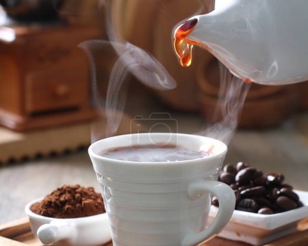 Foto de Taza de café caliente con leche - Imagen libre de derechos