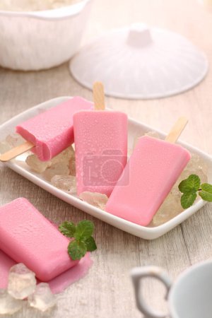 Téléchargez les photos : Crème glacée en forme de fraise - en image libre de droit