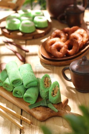 Téléchargez les photos : Gâteau chinois de lune aux graines de sésame et délicieux thé - en image libre de droit