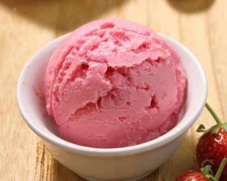 Téléchargez les photos : Crème glacée fraise dans un bol - en image libre de droit