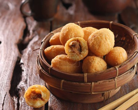 Téléchargez les photos : Boulettes chinoises frites dans un vapeur en bambou, gros plan - en image libre de droit