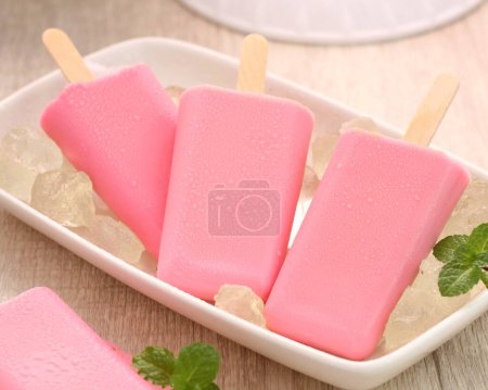 Téléchargez les photos : Crème glacée et glaces éclatantes - en image libre de droit