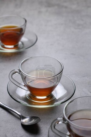 Foto de Taza de té caliente sabroso en la mesa blanca, primer plano - Imagen libre de derechos