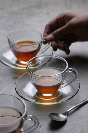 Téléchargez les photos : Gros plan d'une tasse de thé dans une tasse blanche - en image libre de droit