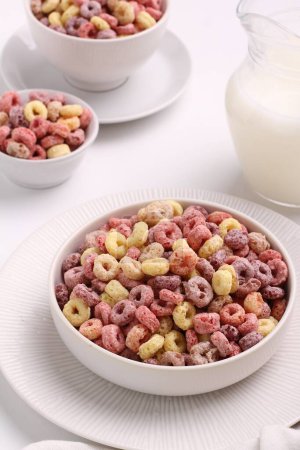 Foto de Tazón con cereal sabroso en la mesa - Imagen libre de derechos