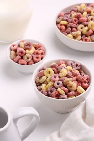 Téléchargez les photos : Céréales pour petit déjeuner avec lait, baies - en image libre de droit
