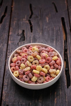Foto de Tazón de cereal con frijoles rojos y blancos sobre fondo de madera. - Imagen libre de derechos