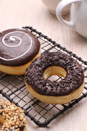 Téléchargez les photos : Donuts au chocolat et café - en image libre de droit