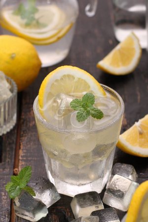 Foto de Cóctel de limón y hielo - Imagen libre de derechos