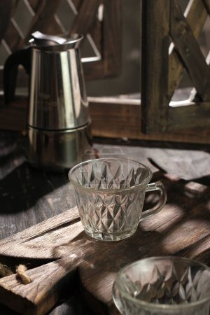 Foto de Vaso de agua sobre mesa de madera en cocina - Imagen libre de derechos
