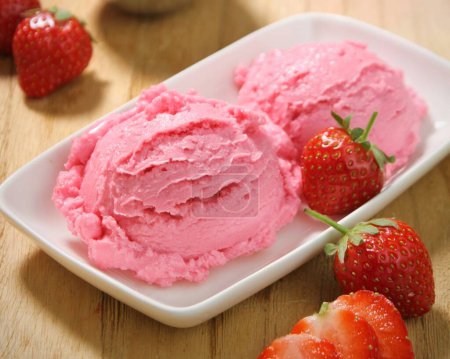 Téléchargez les photos : Glace aux fraises avec garniture aux fraises - en image libre de droit
