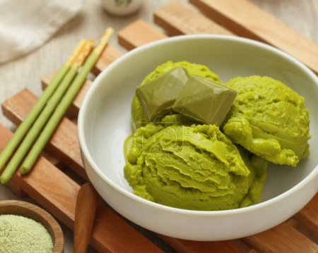Téléchargez les photos : Crème glacée au thé vert matcha avec poudre - en image libre de droit