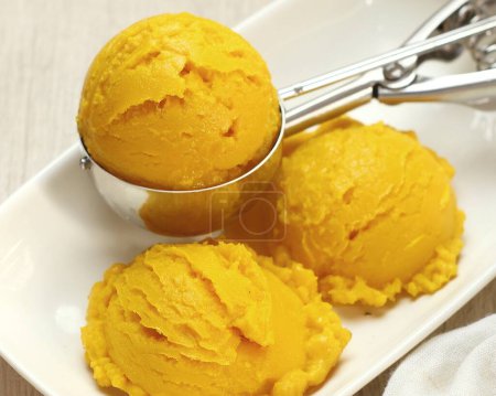 Téléchargez les photos : Crème glacée à la mangue fraîche - en image libre de droit
