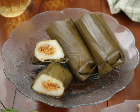 Foto de Comida tradicional indonesia, pastel de arroz con hoja de coco y hoja de coco - Imagen libre de derechos